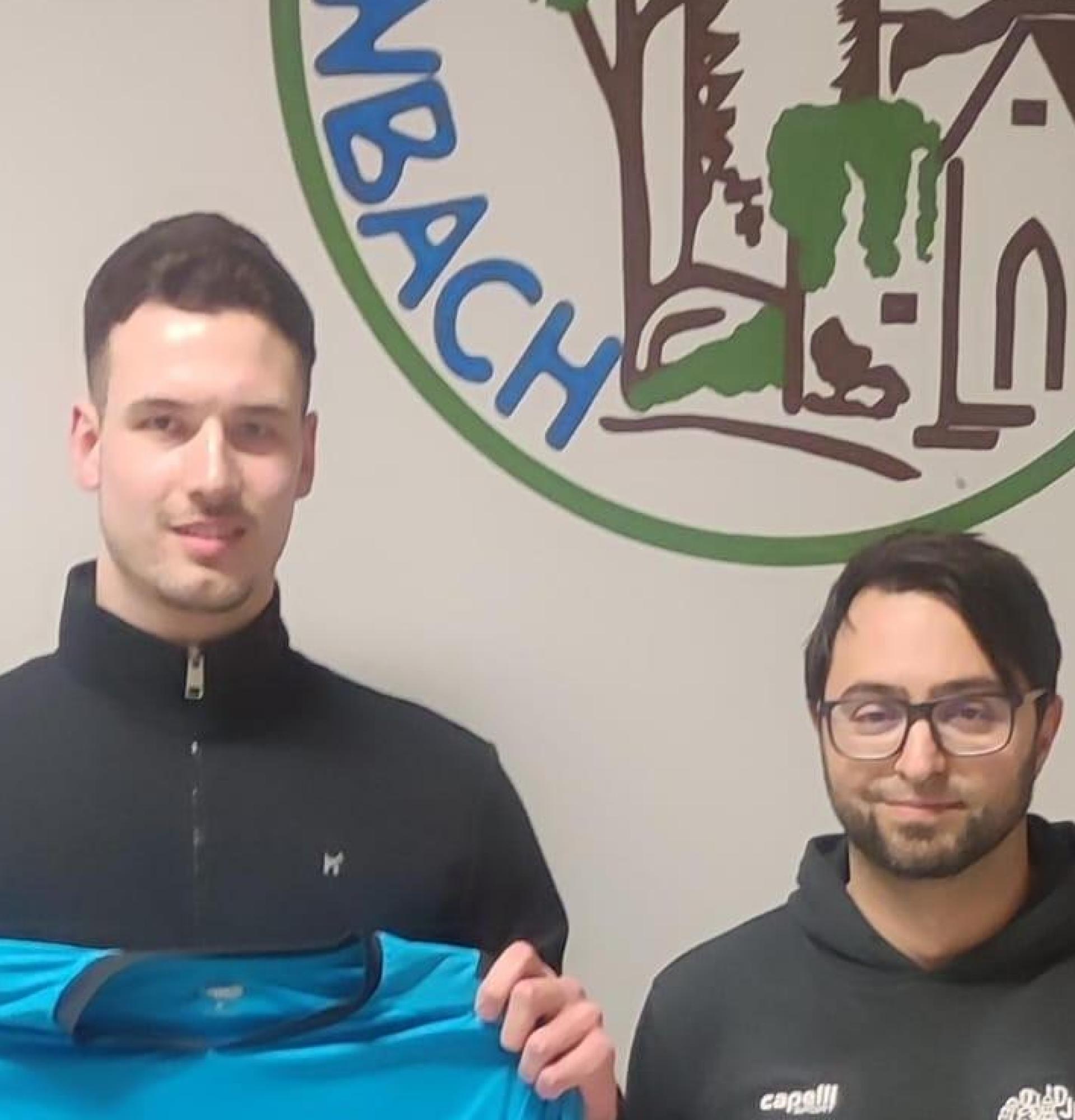 Torwart Tim Schreiner (links) trägt in der neuen Saison das Trikot der DJK Gebenbach, sportlicher Leiter Erdal Izmire freut sich über den Neuzugang. (Bild: DJK Gebenbach)