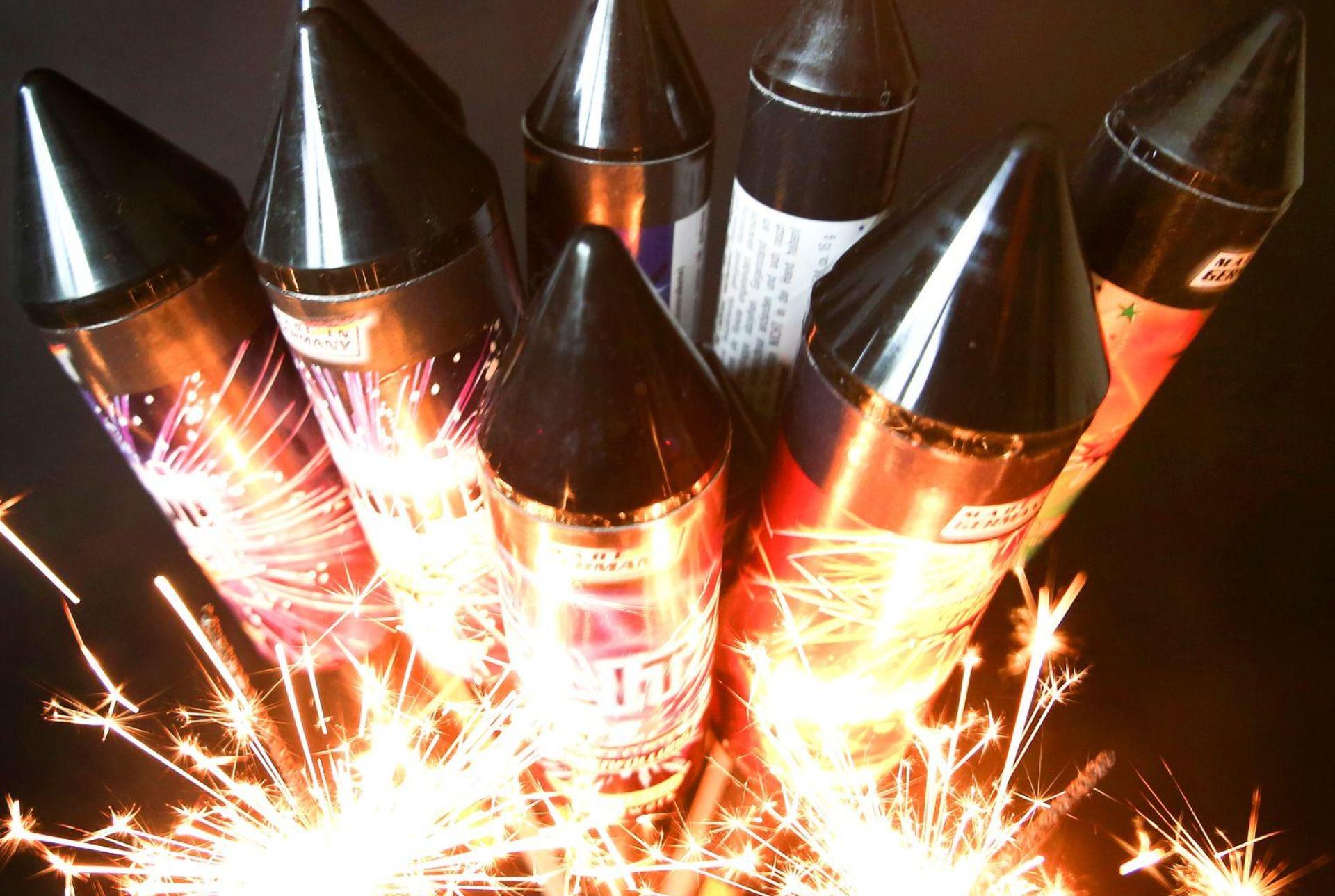 Zum Jahreswechsel 2025/2026 erinnert die Stadt Amberg an die geltenden Regelungen für den Umgang mit Feuerwerkskörpern.  (Symbolbild: Roland Weihrauch/dpa)