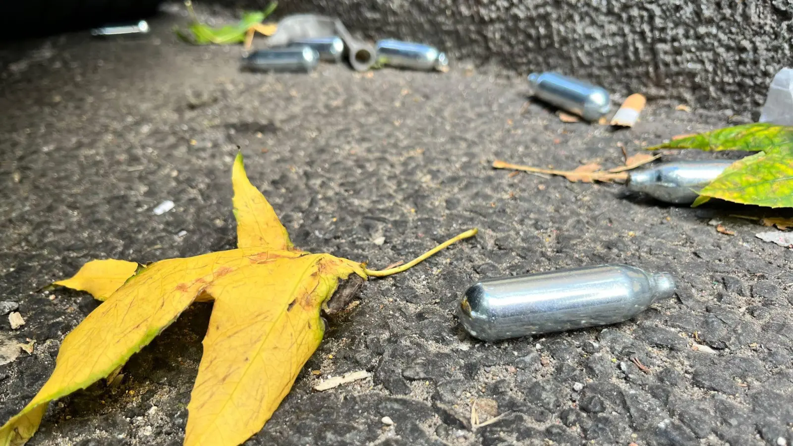 Lachgas ist eine beliebte Partydroge - mit laut Experten gefährlichen Folgen für die Gesundheit. (Symbolbild) (Bild: Julia Kilian/dpa)