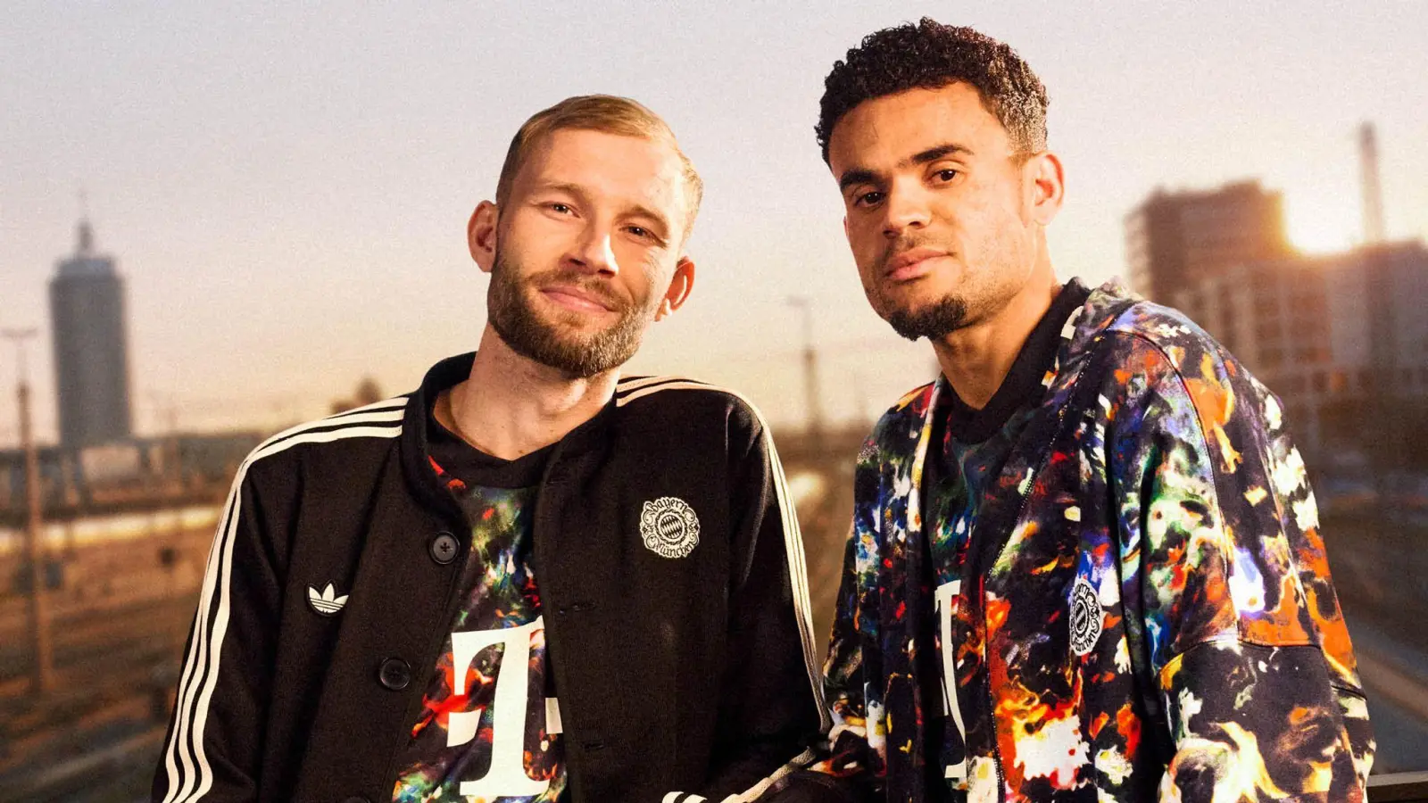 Das Wiesn-Trikot der Bayern ist in diesem Jahr knallbunt, statt dezent. (Bild: FC Bayern München/dpa)