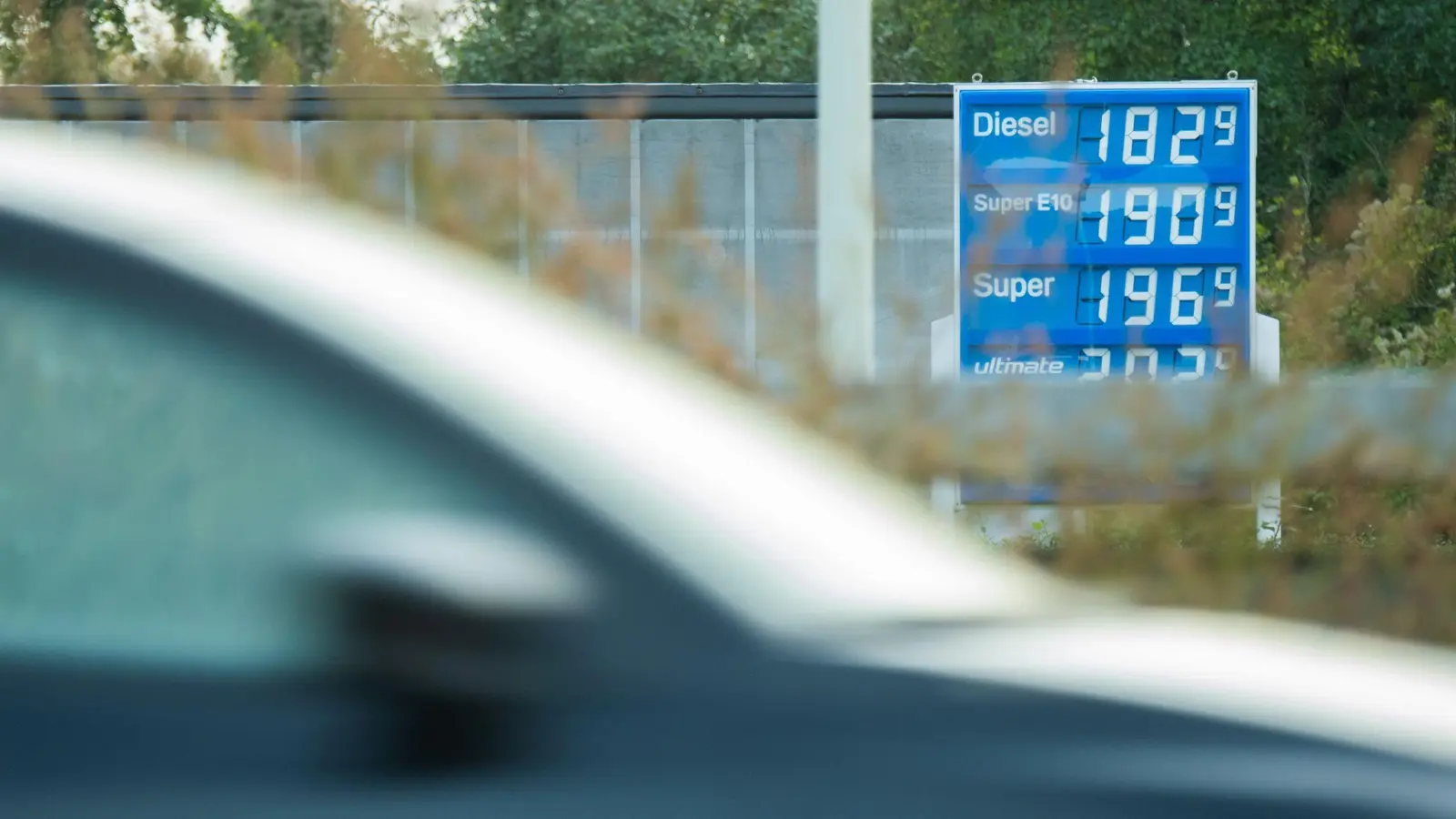 Die Preisanzeige einer Tankstelle an der Autobahn A7 im Landkreis Hildesheim. (Bild: Julian Stratenschulte/dpa)