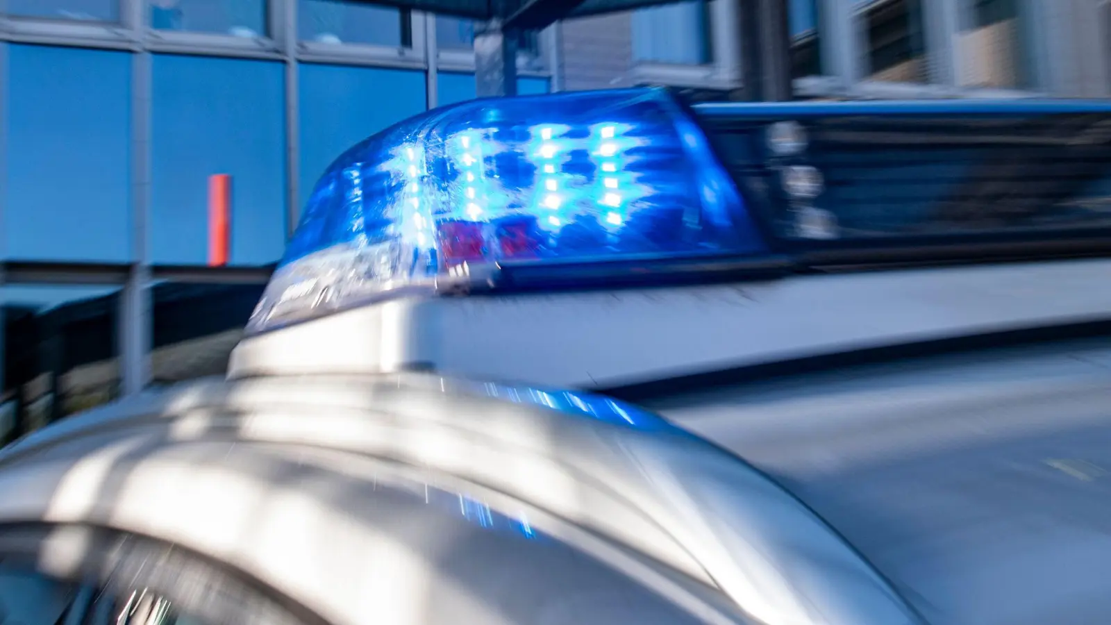 In Auerbach hat jemand eine fußbreite Delle in einem Auto hinterlassen.  (Symbolbild: David Inderlied/dpa)