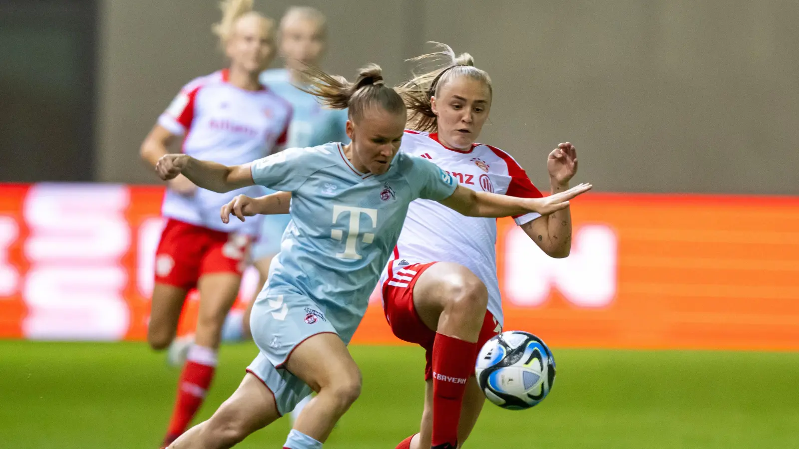 Laura Donhauser (li.) darf mit dem FC Köln am 9. März im Rhein Energie Stadion gegen den FC Bayern ran.  (Archivbild: Peter Kneffel)