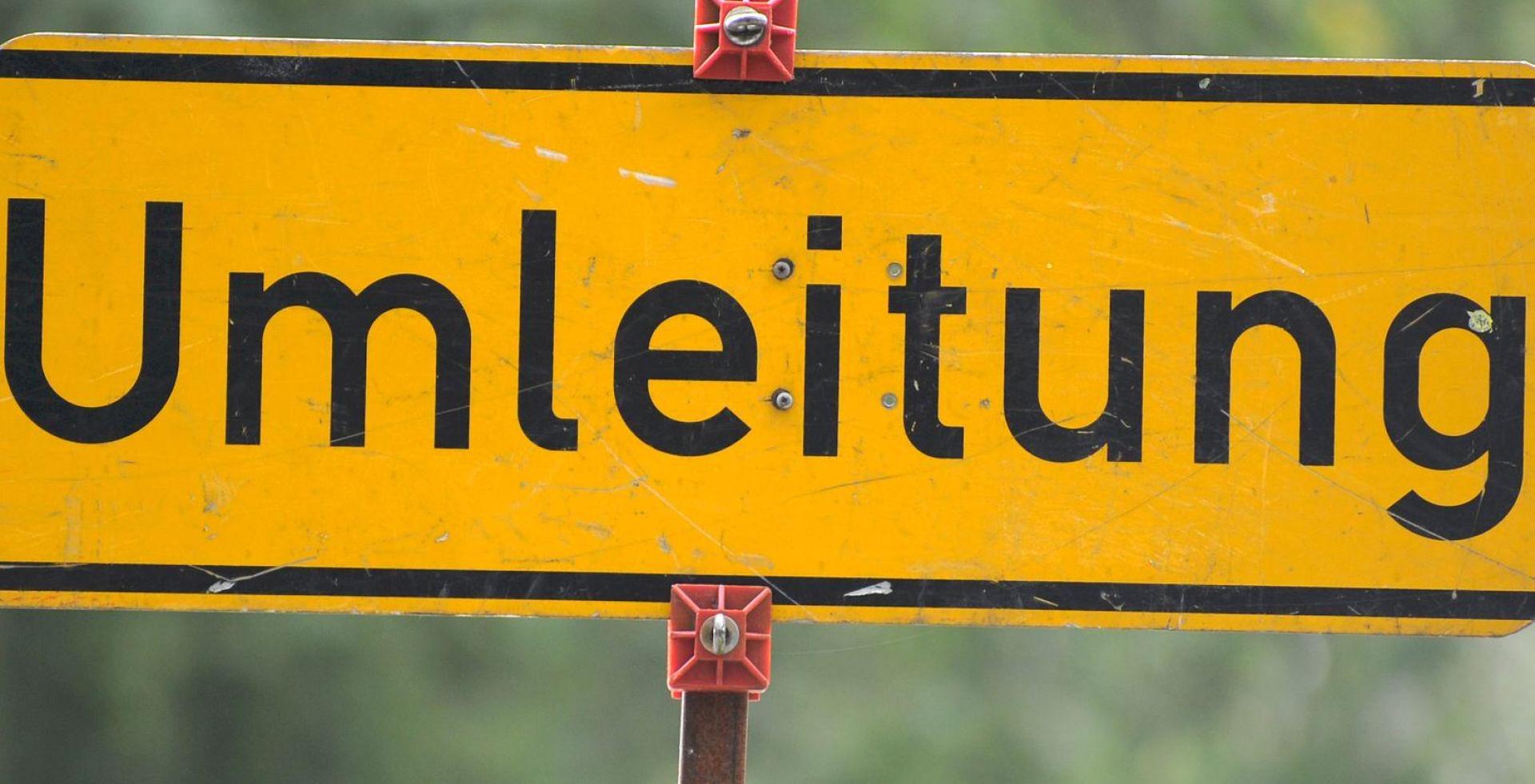 Die Ortsverbindungsstraße Ammerthal-Fichtenhof wird ab Montag, 2. März bis voraussichtlich 13. März gesperrt. Es kommt zu Einschränkungen im Linienverkehr, teilt der Zweckverband Nahverkehr Amberg-Sulzbach mit.  (Symbolbild: Tim Brakemeier/dpa)