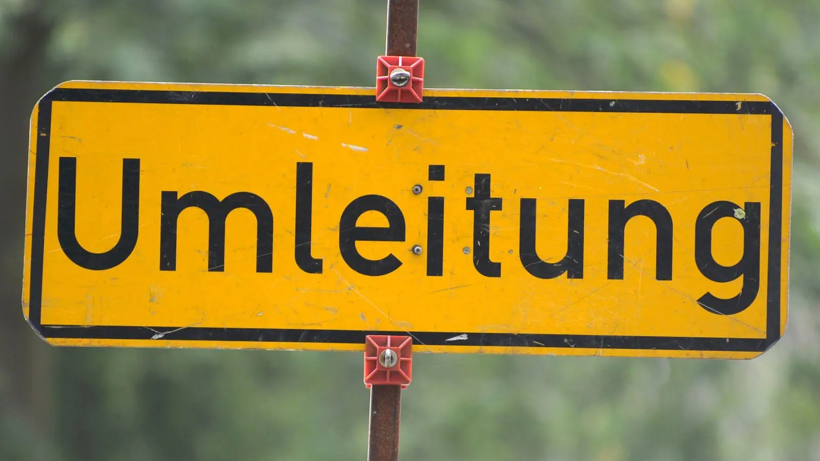 Die Ortsverbindungsstraße Ammerthal-Fichtenhof wird ab Montag, 2. März bis voraussichtlich 13. März gesperrt. Es kommt zu Einschränkungen im Linienverkehr, teilt der Zweckverband Nahverkehr Amberg-Sulzbach mit.  (Symbolbild: Tim Brakemeier/dpa)