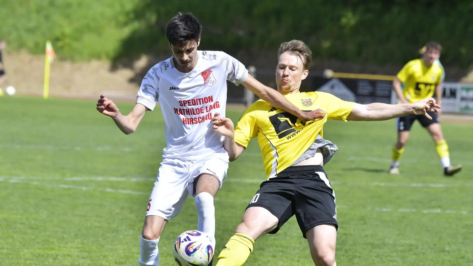 Markus Barth (links) läuft nach der Winterpause wieder für den SV Inter Bergsteig Amberg auf. Er ist nicht die einzige Verstärkung für den Abstiegskampf in der Bezirksliga Nord.  (Archivbild: Hubert Ziegler)