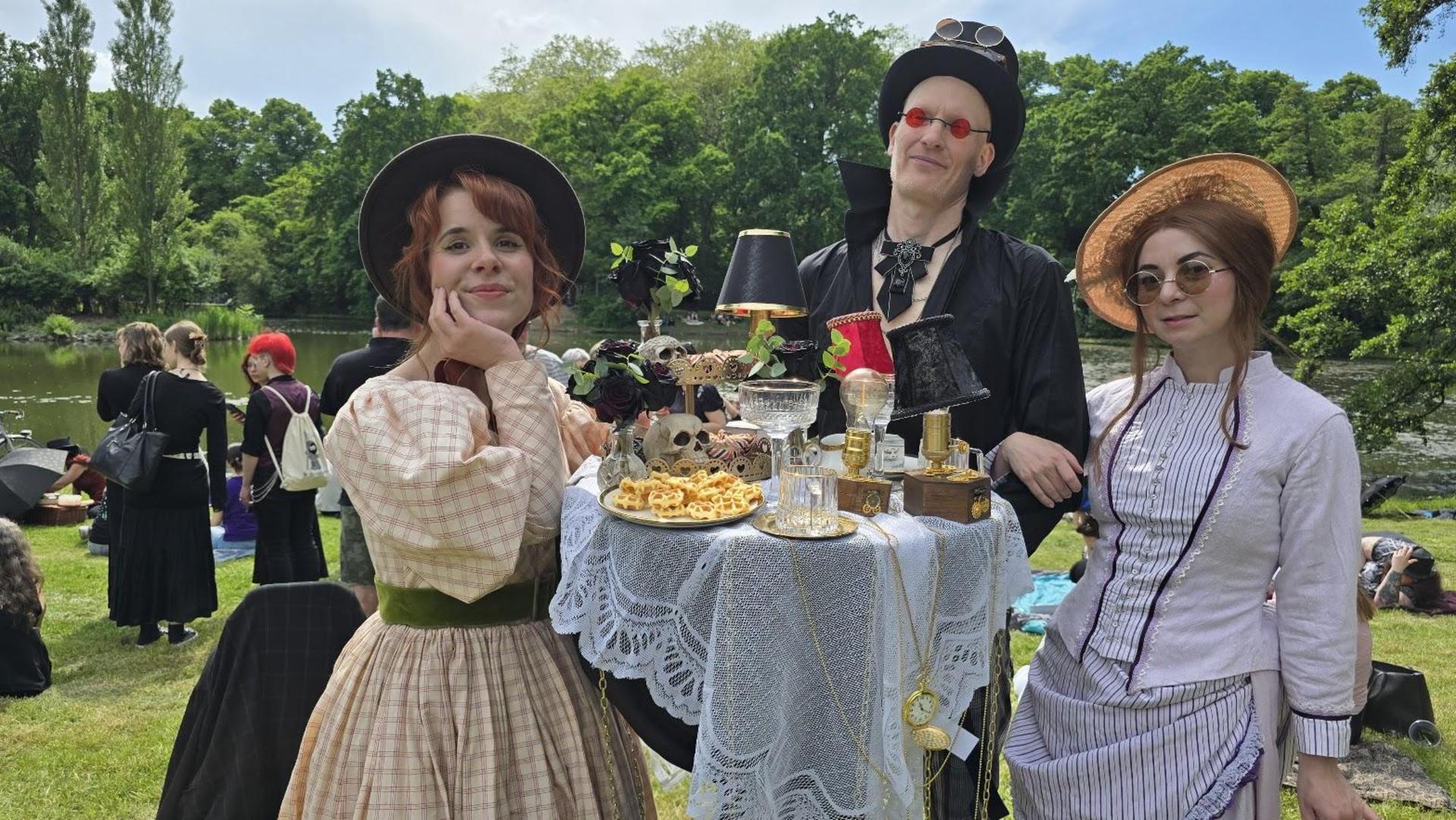 Das viktorianische Picknick beim Wave-Gotik-Treffen in Leipzig begeisterte die Besucher. (Bild: Richard Kirschner)