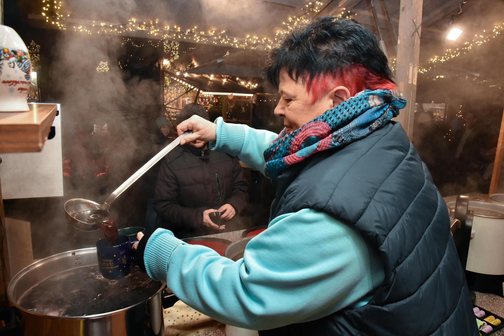 Dampfende Töpfe voll mit Glühwein gibt es auch. Der kostet heuer 3,50 Euro und ist laut PWG-Chef Andreas Raab der günstigste in Bayern. (Bild: Stephan Huber)