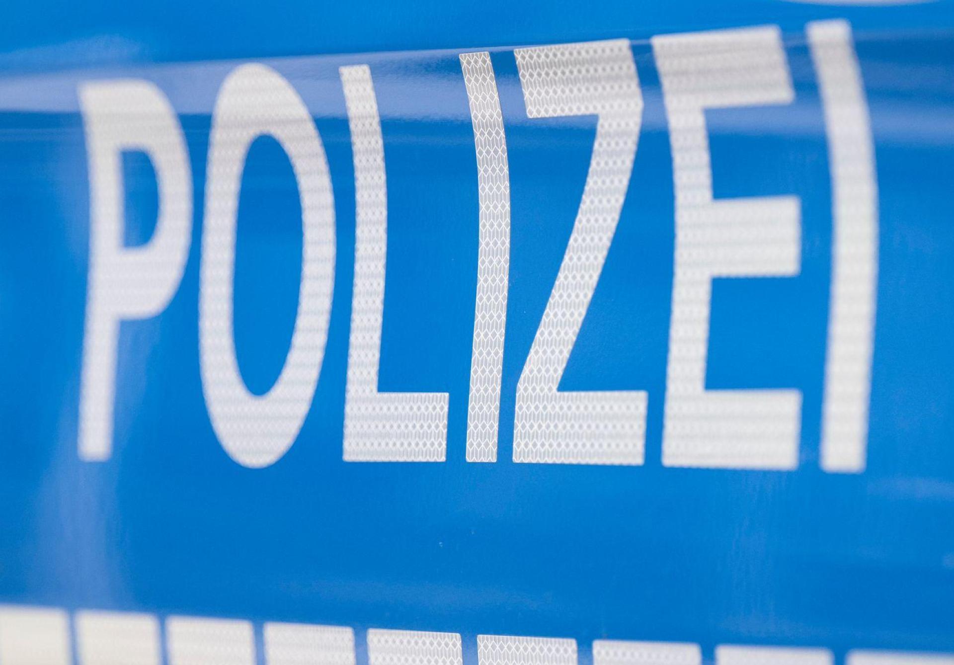 Die Polizei sucht Zeugen, die Hinweise zu dem Diebstahl geben können. (Symbolbild) (Bild: Boris Roessler/dpa)