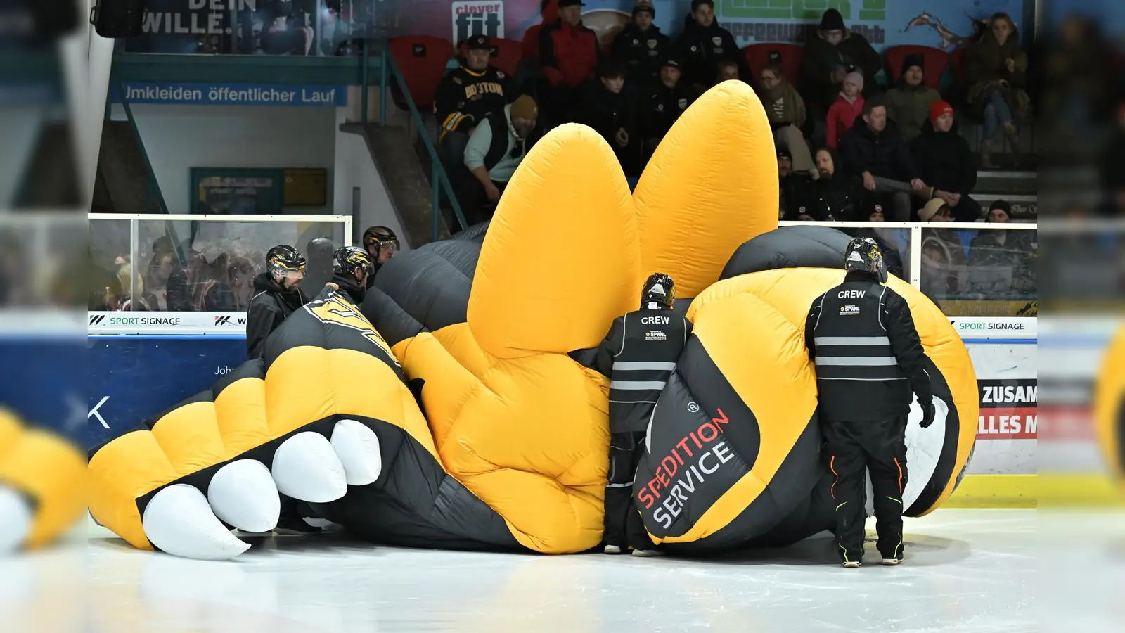 Geht dem ERSC Amberg ausgerechnet in der Jubiläumssaison die Luft aus? – Das Team von Trainer Christian Zessack hat es noch selbst in der Hand.  (Bild: Hubert Ziegler)