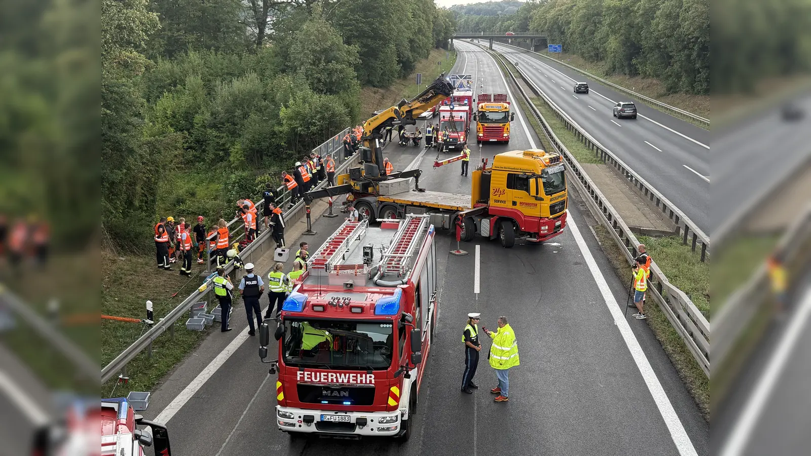 Einsatzkräfte der Feuerwehr arbeiten nach einem Unfall auf der A 3 bei Nittendorf im Landkreis Regensburg bei Regensburg. (Bild: Armin Weigel/dpa)