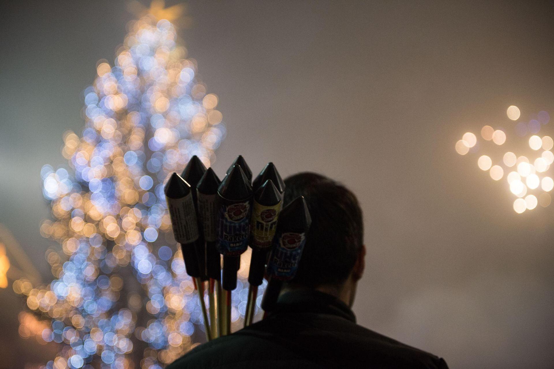 In Kümmersbruck gibt es am 31. Dezember wieder ein besonderes Feuerwerk – Sven Weiß liebt es, eine Show mit Raketen in den Nachthimmel zu zaubern. Einfach so. (Symbolbild: Lino Mirgeler/dpa)