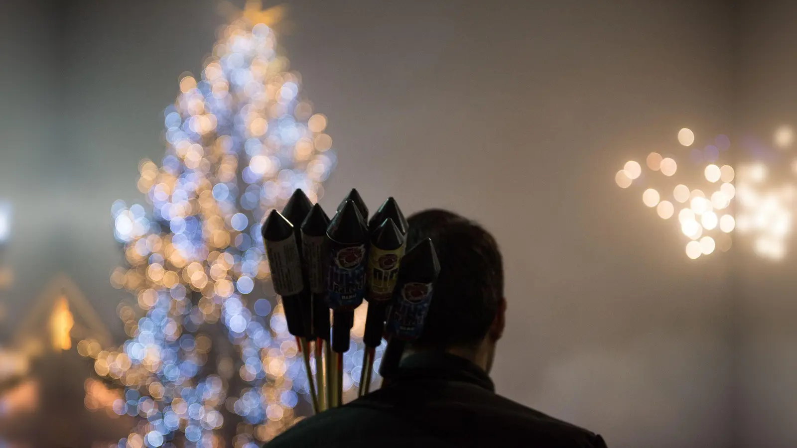 In Kümmersbruck gibt es am 31. Dezember wieder ein besonderes Feuerwerk – Sven Weiß liebt es, eine Show mit Raketen in den Nachthimmel zu zaubern. Einfach so. (Symbolbild: Lino Mirgeler/dpa)