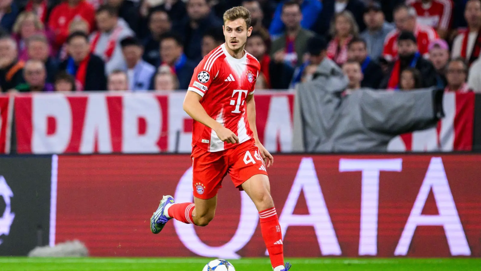 Bayern-Verteidiger Josip Stanisic hat sich im Champions-League-Spiel gegen den FC Chelsea offenbar nicht ernsthaft verletzt. (Bild: Tom Weller/dpa)