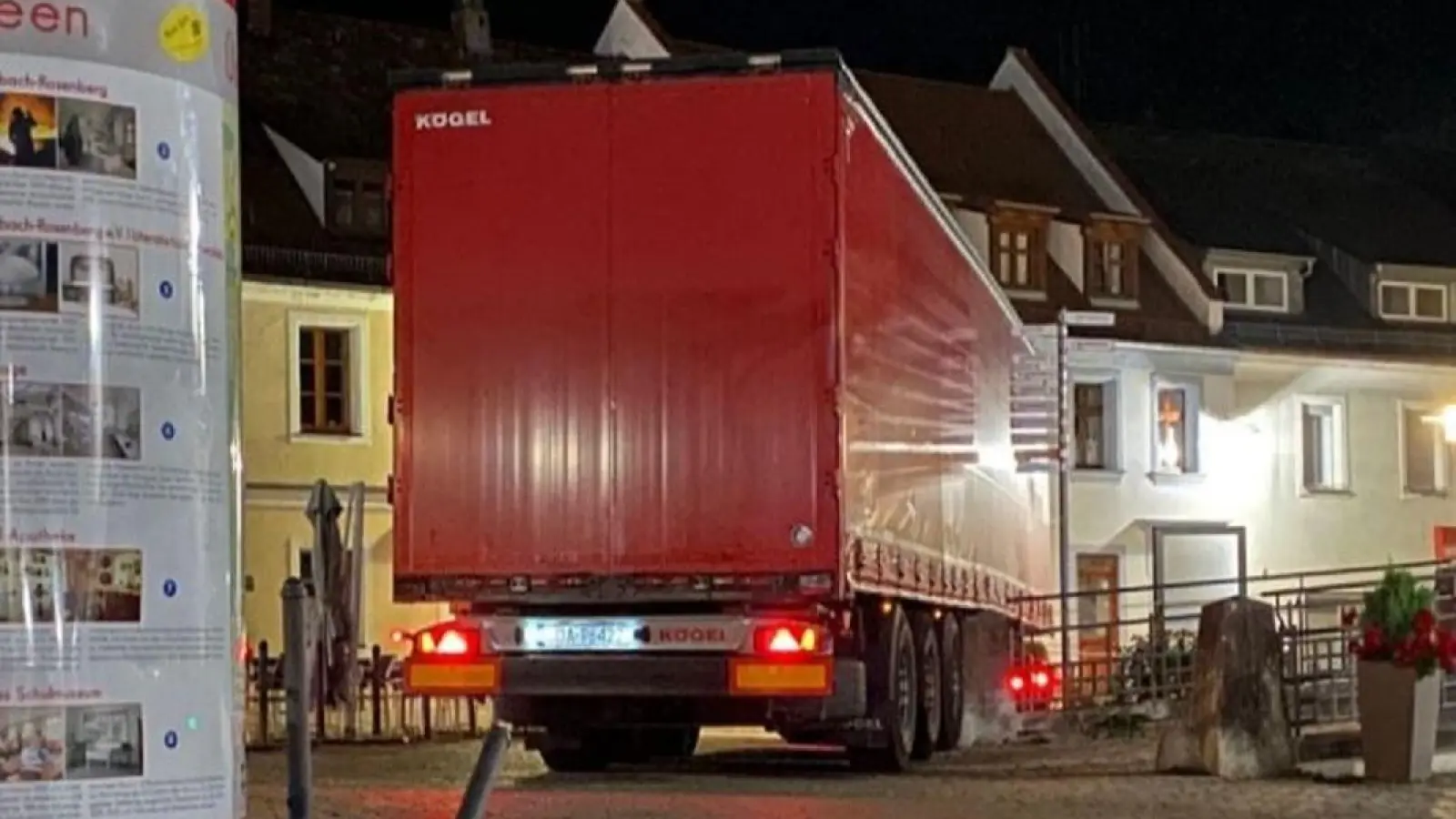 Ein betrunkener Lkw-Fahrer blieb in der Sulzbacher Innenstadt mit seinem Sattelzug stecken.  (Bild: Thomas Scholz)