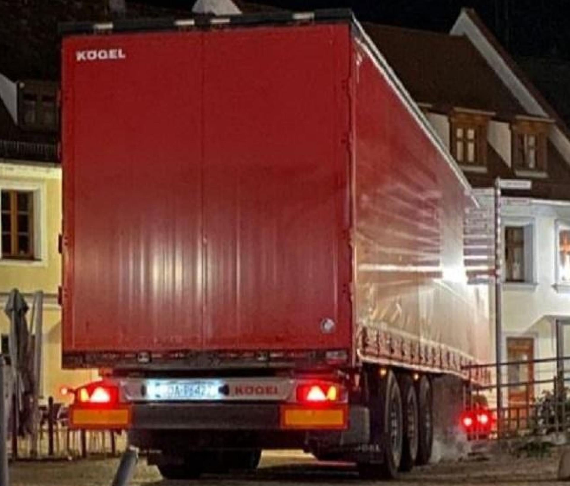 Ein betrunkener Lkw-Fahrer blieb in der Sulzbacher Innenstadt mit seinem Sattelzug stecken.  (Bild: Thomas Scholz)