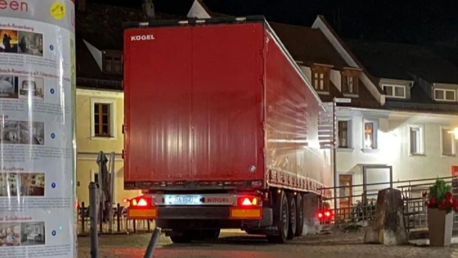 Ein betrunkener Lkw-Fahrer blieb in der Sulzbacher Innenstadt mit seinem Sattelzug stecken.  (Bild: Thomas Scholz)