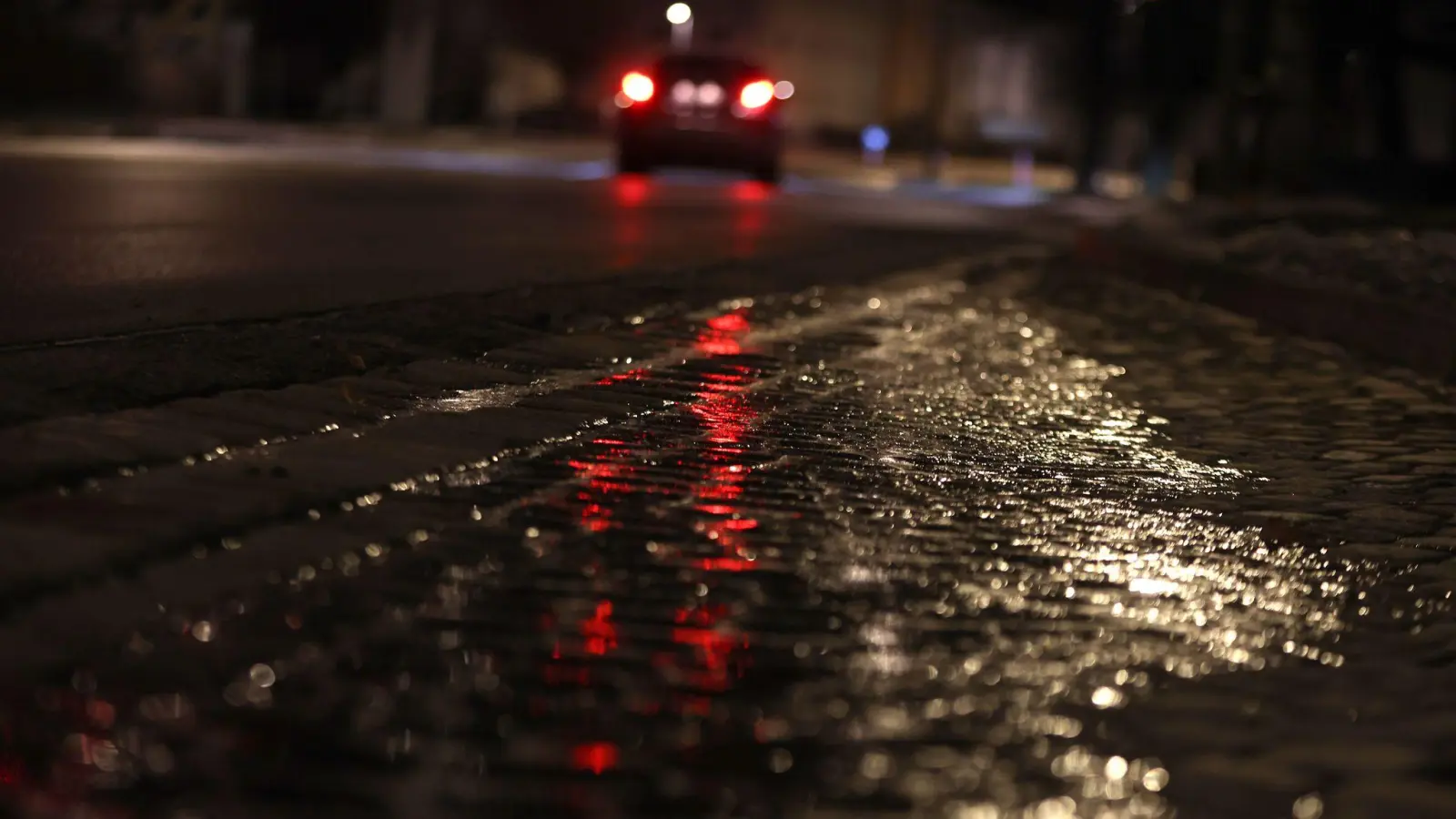  Autofahrer müssen sich auch in der Oberpfalz auf glatte Straßen und Gehwege einstellen. (Symbolbild: Karl-Josef Hildenbrand/dpa)