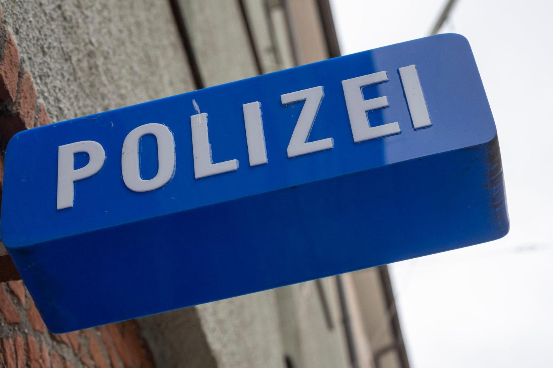 In Amberg wurde ein Überweisungsbehälter in einer Bankfiliale gewaltsam abgerissen. Die Polizei sucht nach Hinweisen. (Symbolbild: Peter Kneffel/dpa)