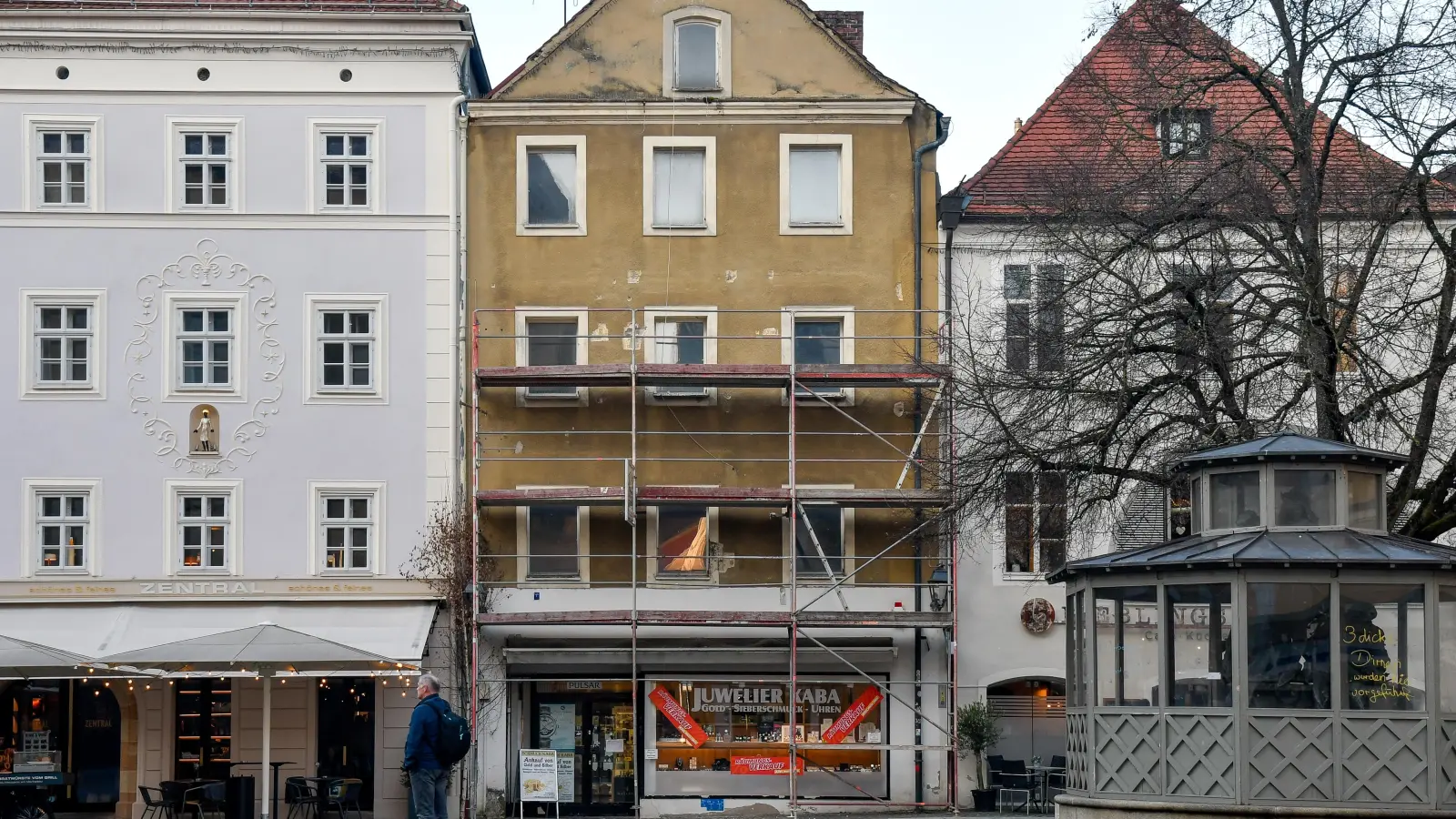 Das Anwesen Marktplatz 8 in Amberg ist eingerüstet, das Juweliergeschäft inseriert seinen Räumungsverkauf. Es tut sich was in der Amberger Altstadt.  (Bild: Petra Hartl)