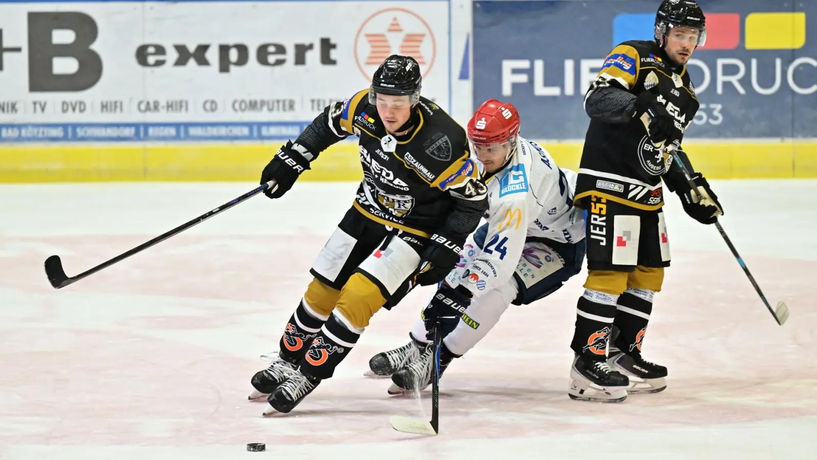 Nolan Gardiner (links) traf am Sonntagabend doppelt für den ERSC Amberg. (Bild: Hubert Ziegler)