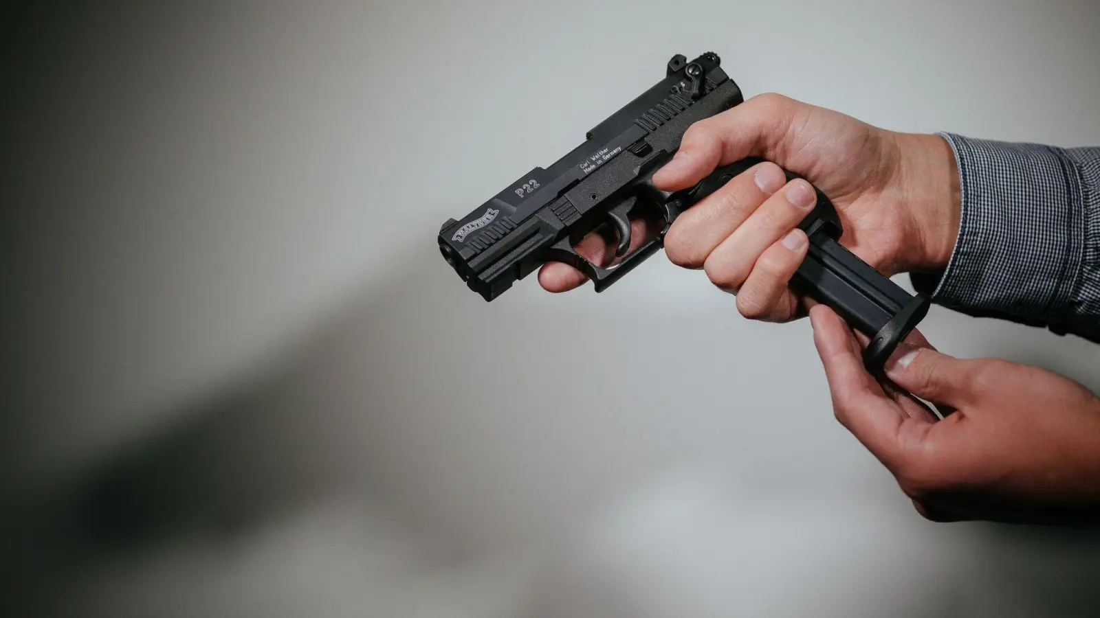 Die Polizei stellte in Auerbach zwei Schreckschusswaffen sicher.  (Bild: Oliver Killig/dpa-Zentralbild/dpa/Symbolbild)