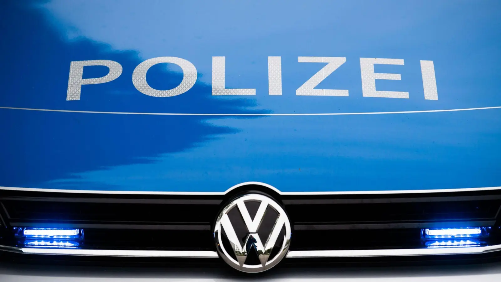 Die Polizei meldet einen Verkehrsunfall in der Nähe von Hahnbach. (Symbolbild: Lino Mirgeler/dpa)