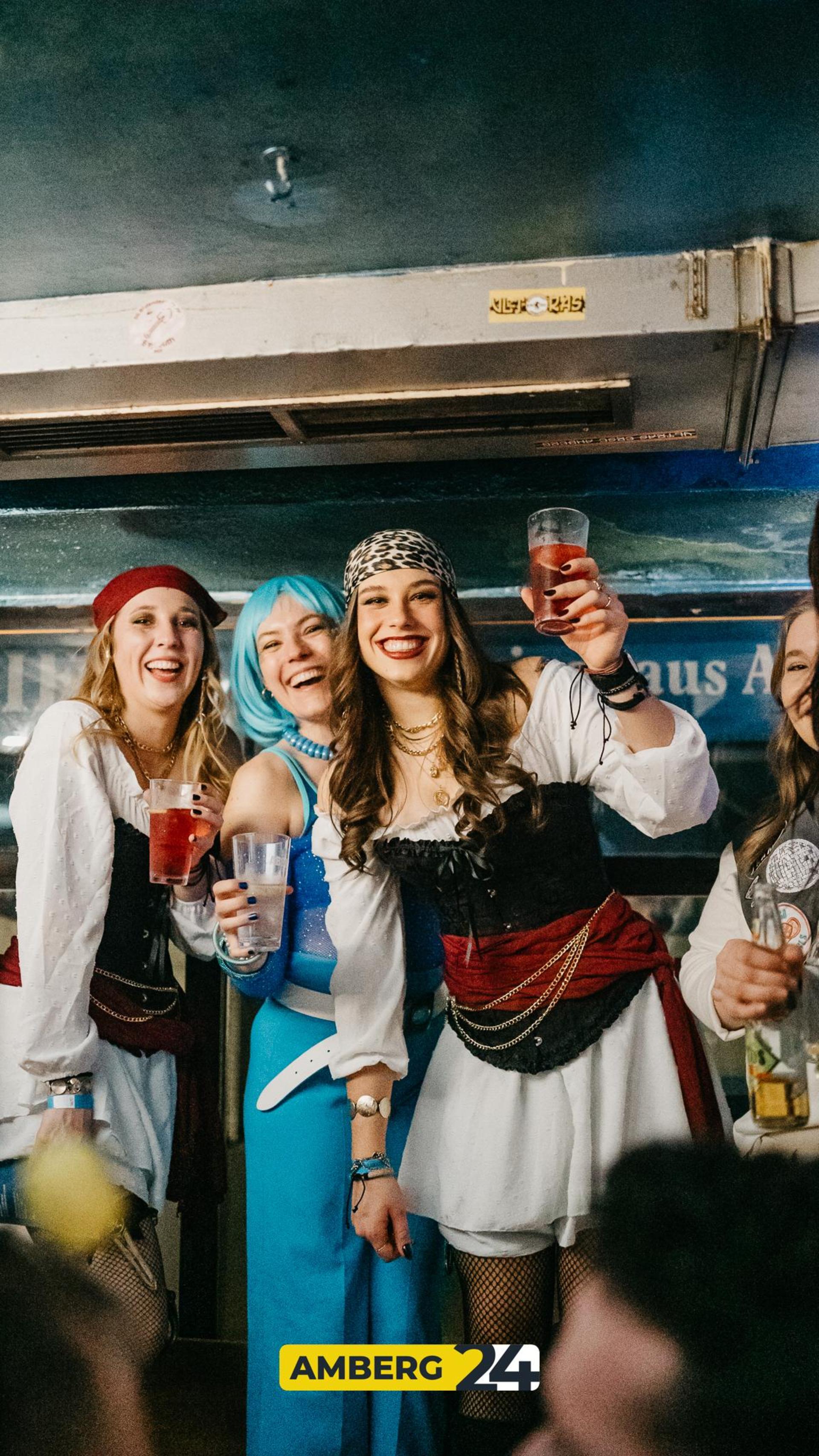 Auch im Blauen Haus waren am Donnerstag die Hexen los.  (Bild: Mario Donhauser)