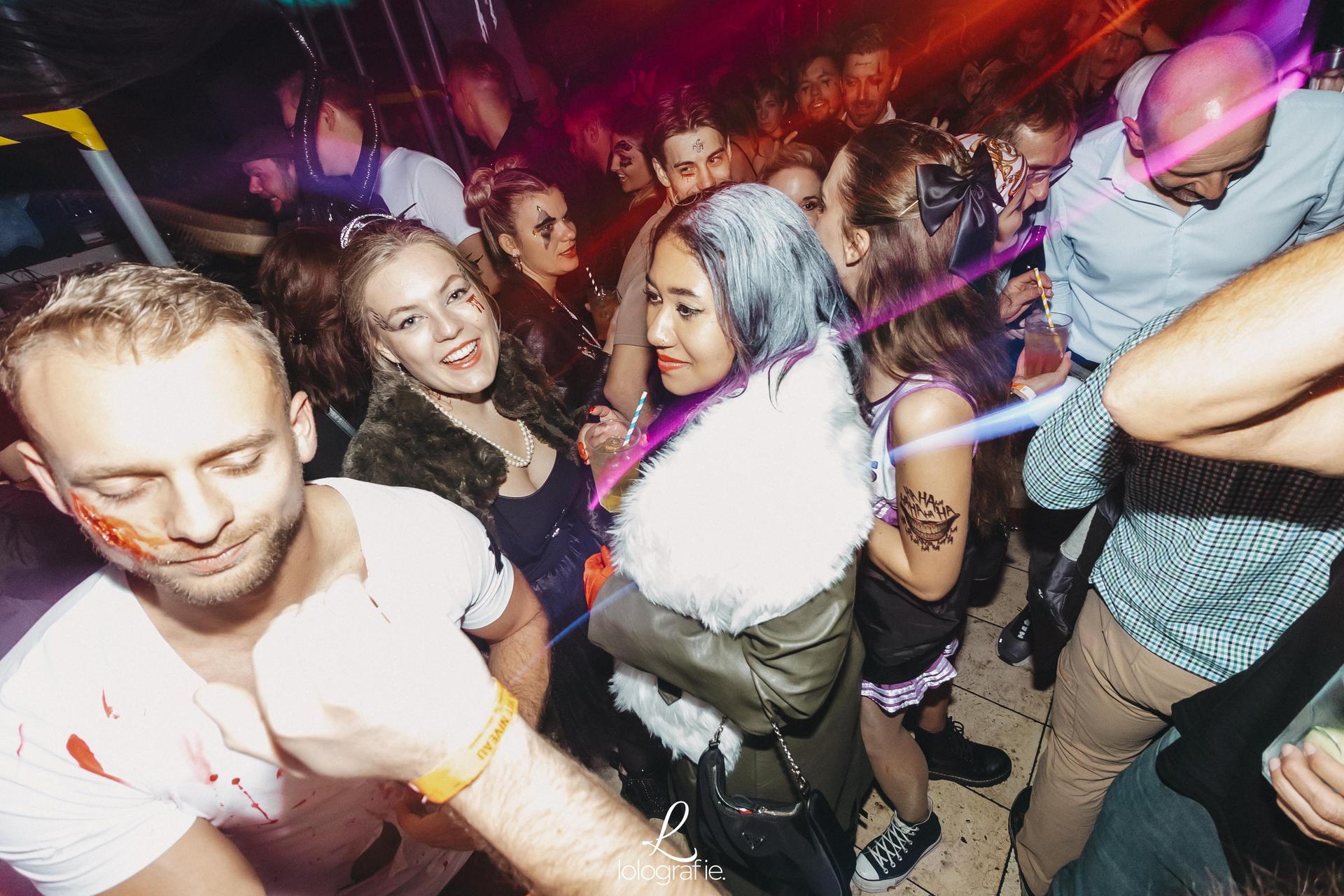 Das Colomba war in der Halloween-Nacht proppenvoll - und geile Verkleidungen gab es auch zu sehen. (Bild: Leonie Hartung)