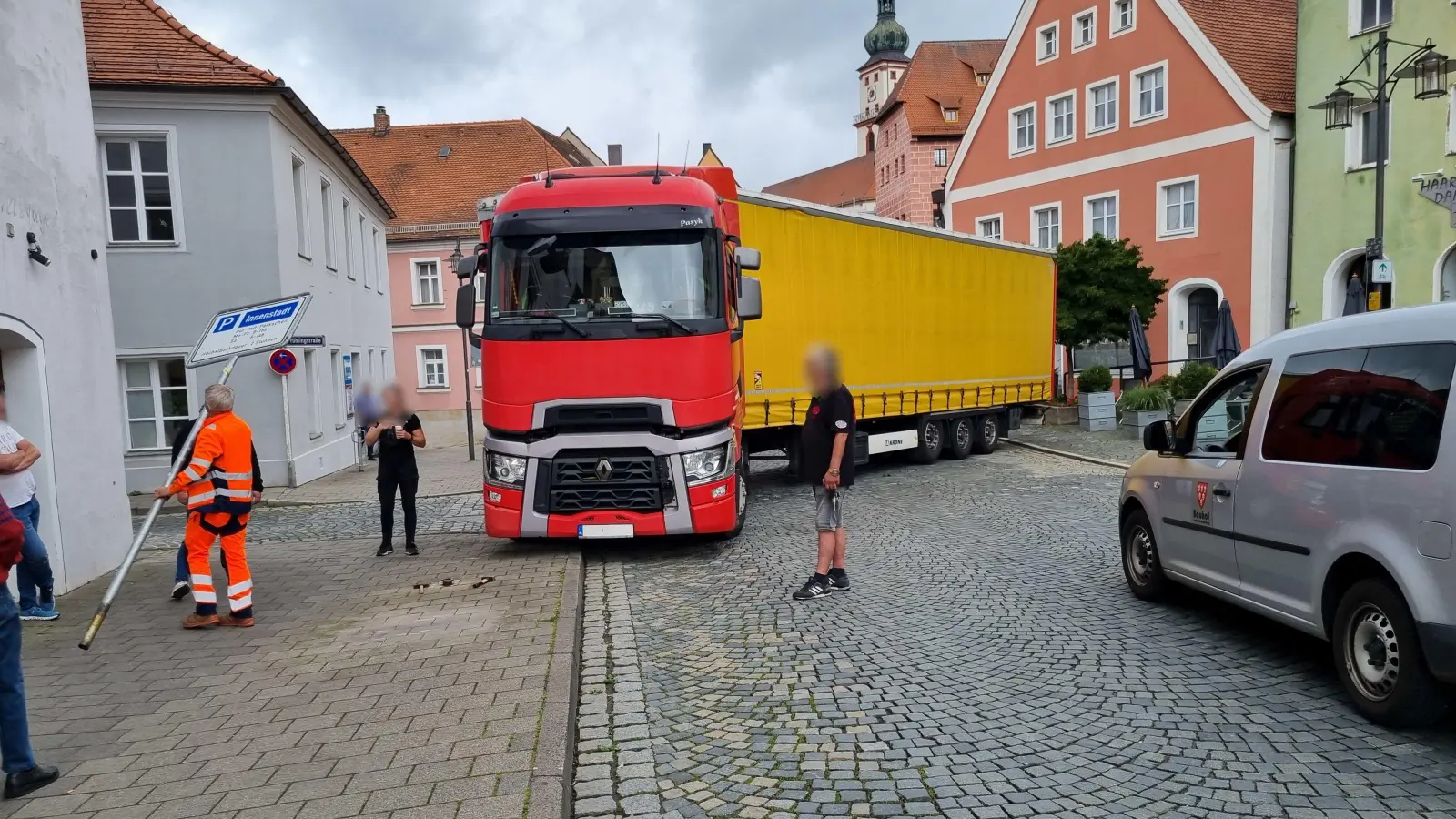 In der Innenstadt in Sulzbach-Rosenberg hat ein Lastwagen den Verkehr blockiert.  (Bild: Polizeiinspektion Sulzbach-Rosenberg/exb)