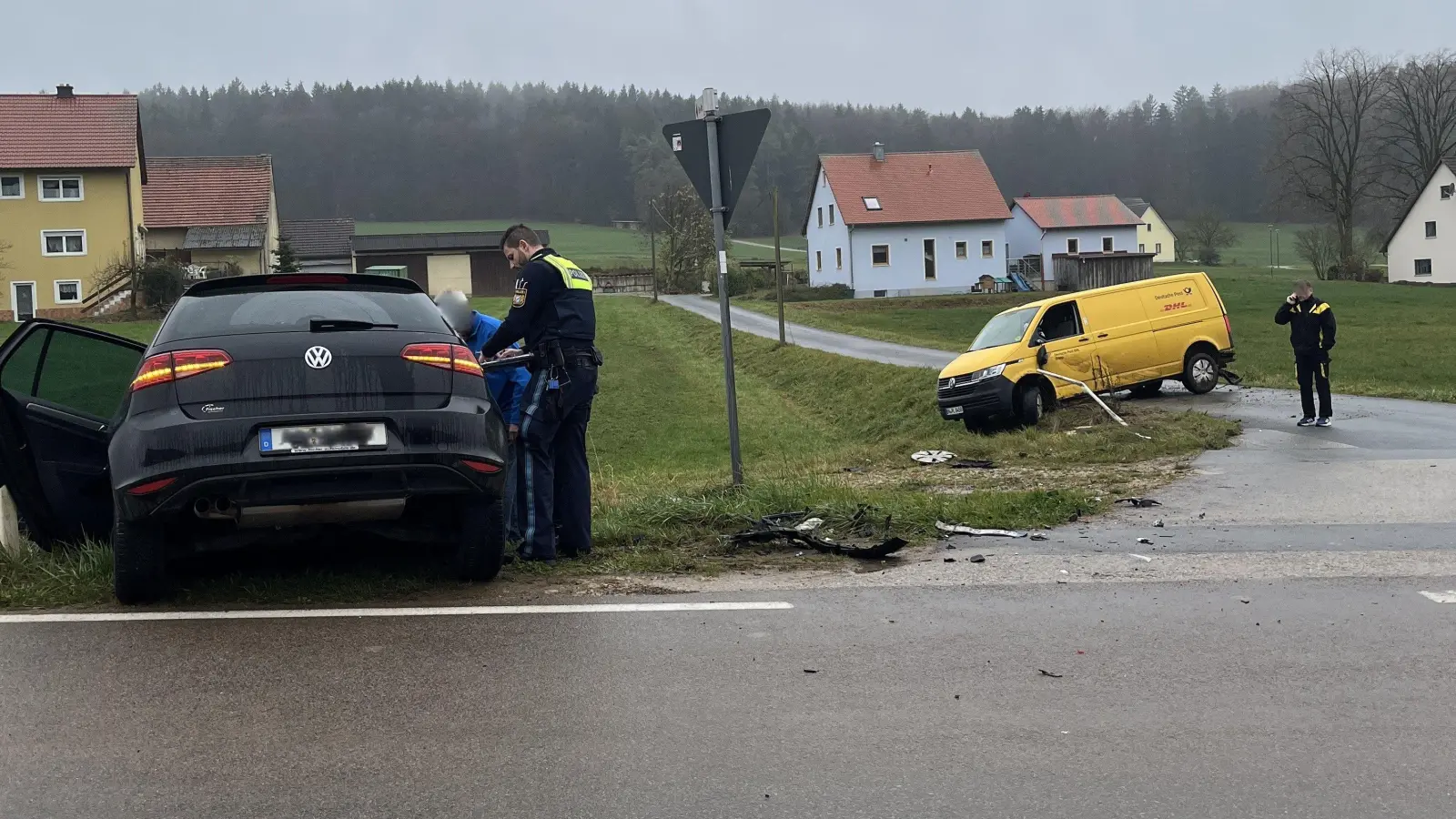 In Einsricht bei Illschwang ist es zu einem Unfall gekommen, in den ein VW und ein Postauto verwickelt waren.  (Bild: PI Sulzbach-Rosenberg)