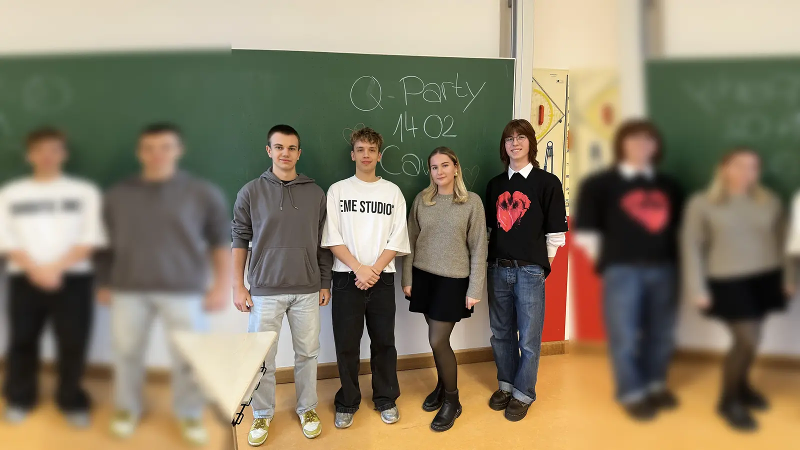 Lio, Lorenz, Mara und Maxim organisieren die Q-Party im Cave.  (Bild: ama)