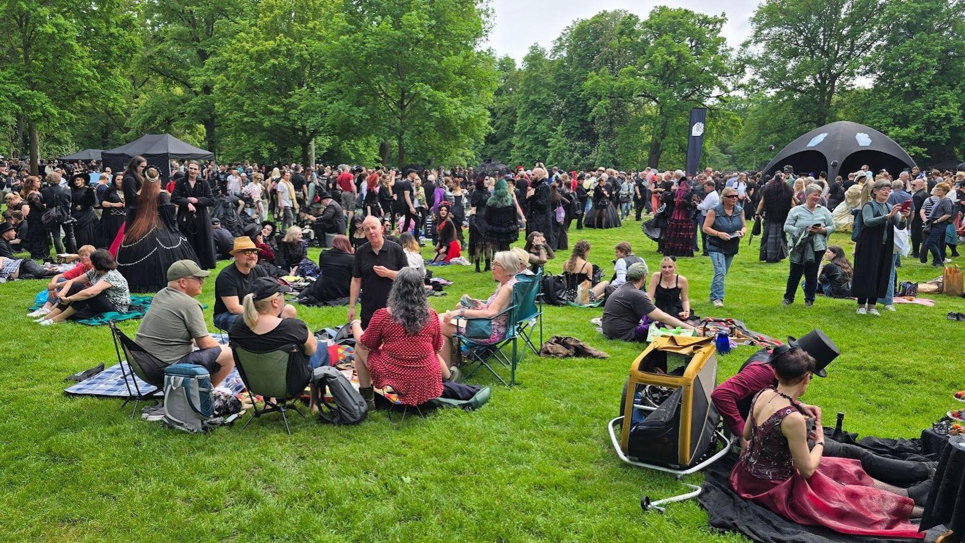 Viktorianisches Picknick beim Wave-Gotik-Treffen in Leipzig begeistert Besucher (Bild: Richard Kirschner)