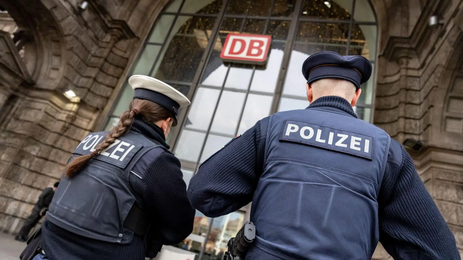 Die Bundespolizei will das Verbot zum Mitführen gefährlicher Gegenstände streng kontrollieren. (Archivbild) (Bild: Daniel Karmann/dpa)