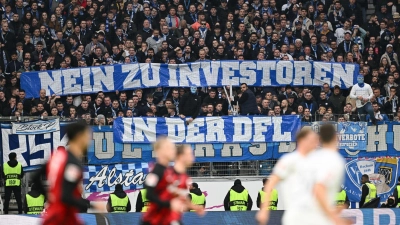 Seit Wochen protestieren die Fans in der ersten und zweiten Bundesliga gegen den Investoren-Einstieg bei der DFL. (Bild: Arne Dedert/dpa)
