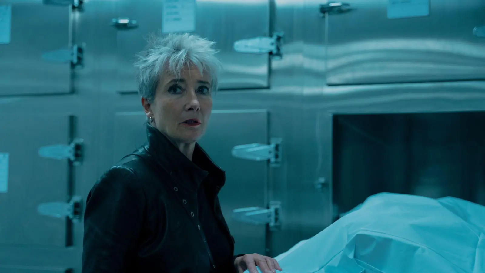 Schauspielerin Emma Thompson spielt in der Serie „Down Cemetery Road“.  (Bild: Matt Towers/Apple TV/dpa)