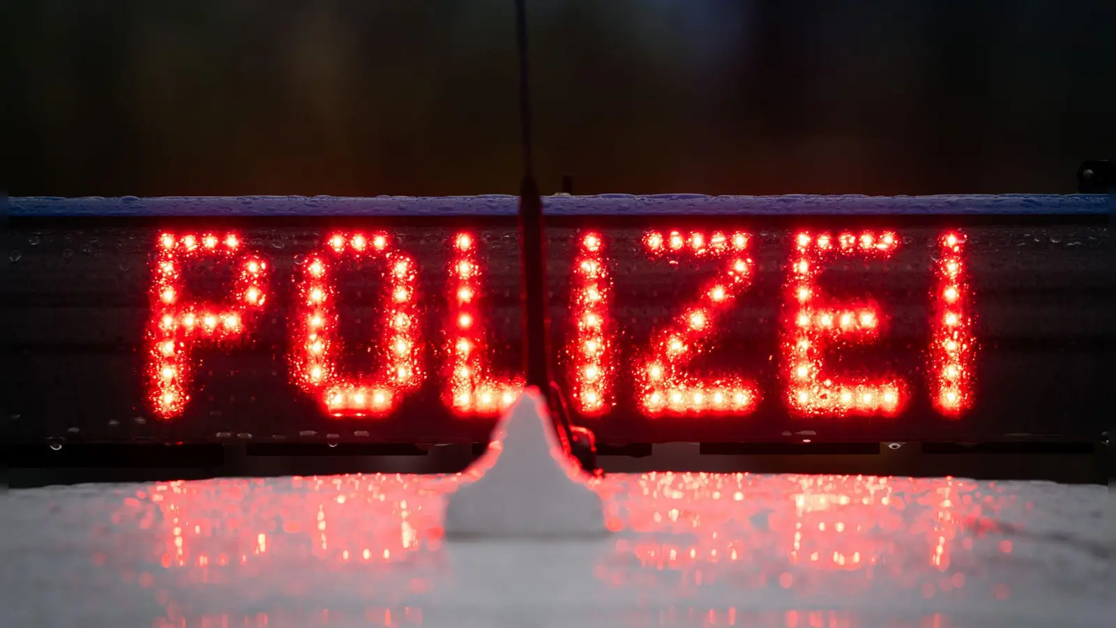 In Amberg kam es zu einem Unfall, als eine Autofahrerin die Vorfahrt missachtete. Beide Fahrerinnen blieben unverletzt. (Symbolbild: Soeren Stache/dpa)
