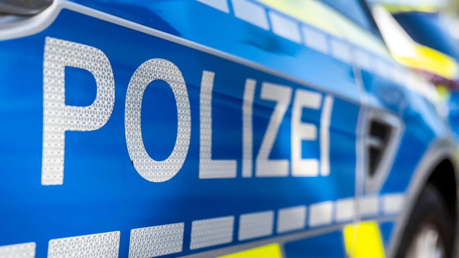 Ein Lastwagen wurde bei einem Ausweichmanöver in Sulzbach-Rosenberg beschädigt. (Symbolbild: David Inderlied/dpa)