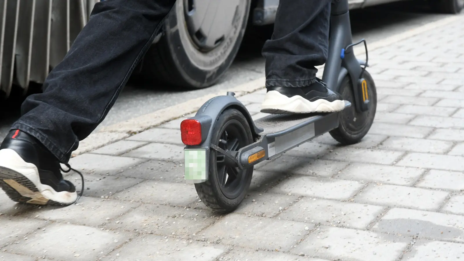 Die Farbe des Kennzeichens am E-Scooter lässt sofort erkennen, ob das Gefährt versichert ist. (Archivbild: Gabi Schönberger)