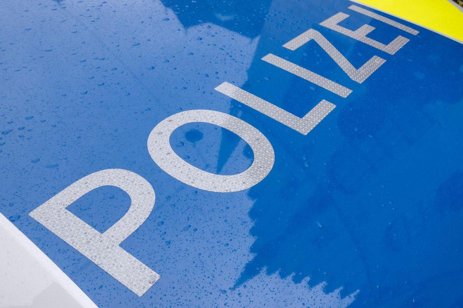 Ein 23-Jähriger meldet eine Unfallflucht in Kümmersbruck. Die Polizei sucht Zeugen, die den Vorfall beobachtet haben. (Symbolbild: Petra Hartl)