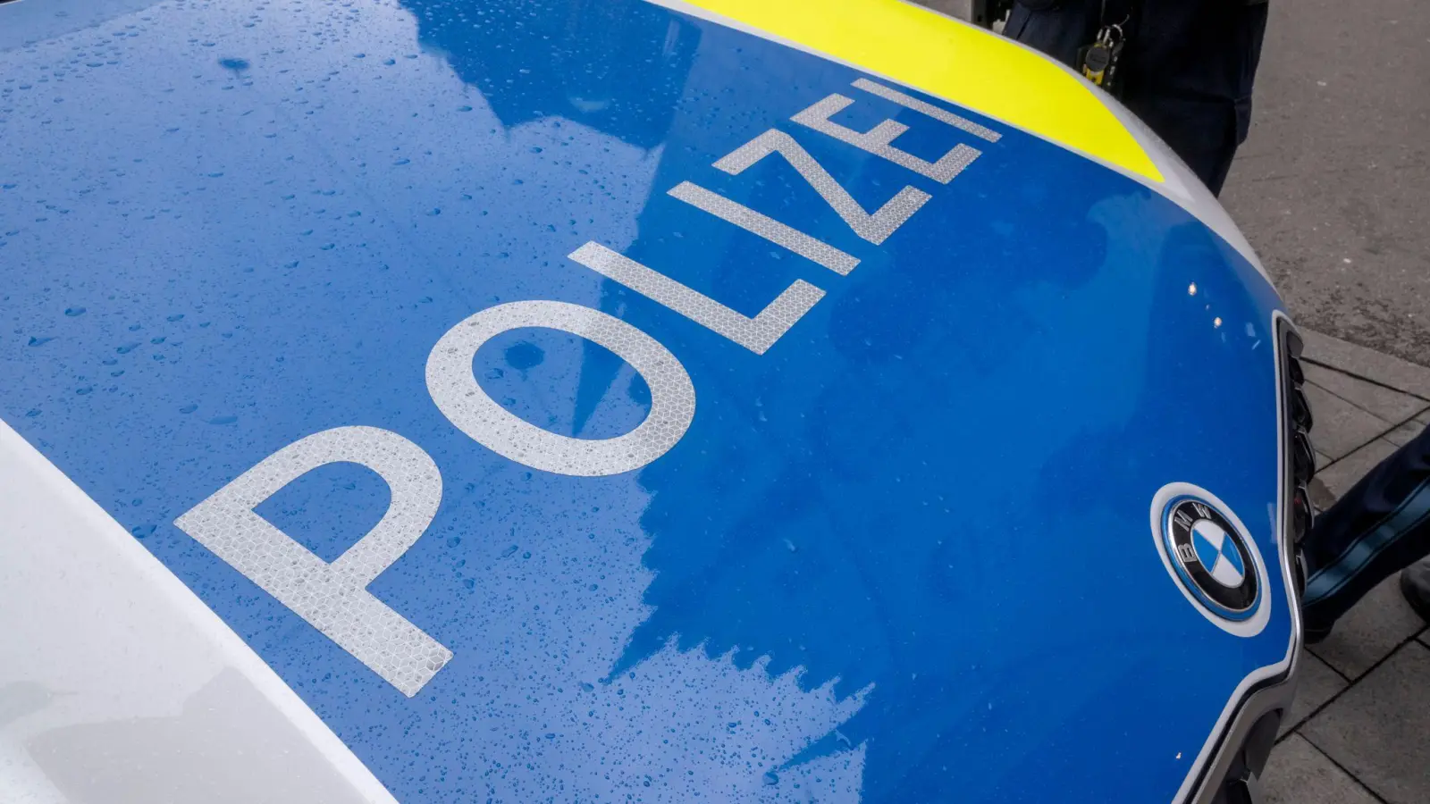 Ein 23-Jähriger meldet eine Unfallflucht in Kümmersbruck. Die Polizei sucht Zeugen, die den Vorfall beobachtet haben. (Symbolbild: Petra Hartl)