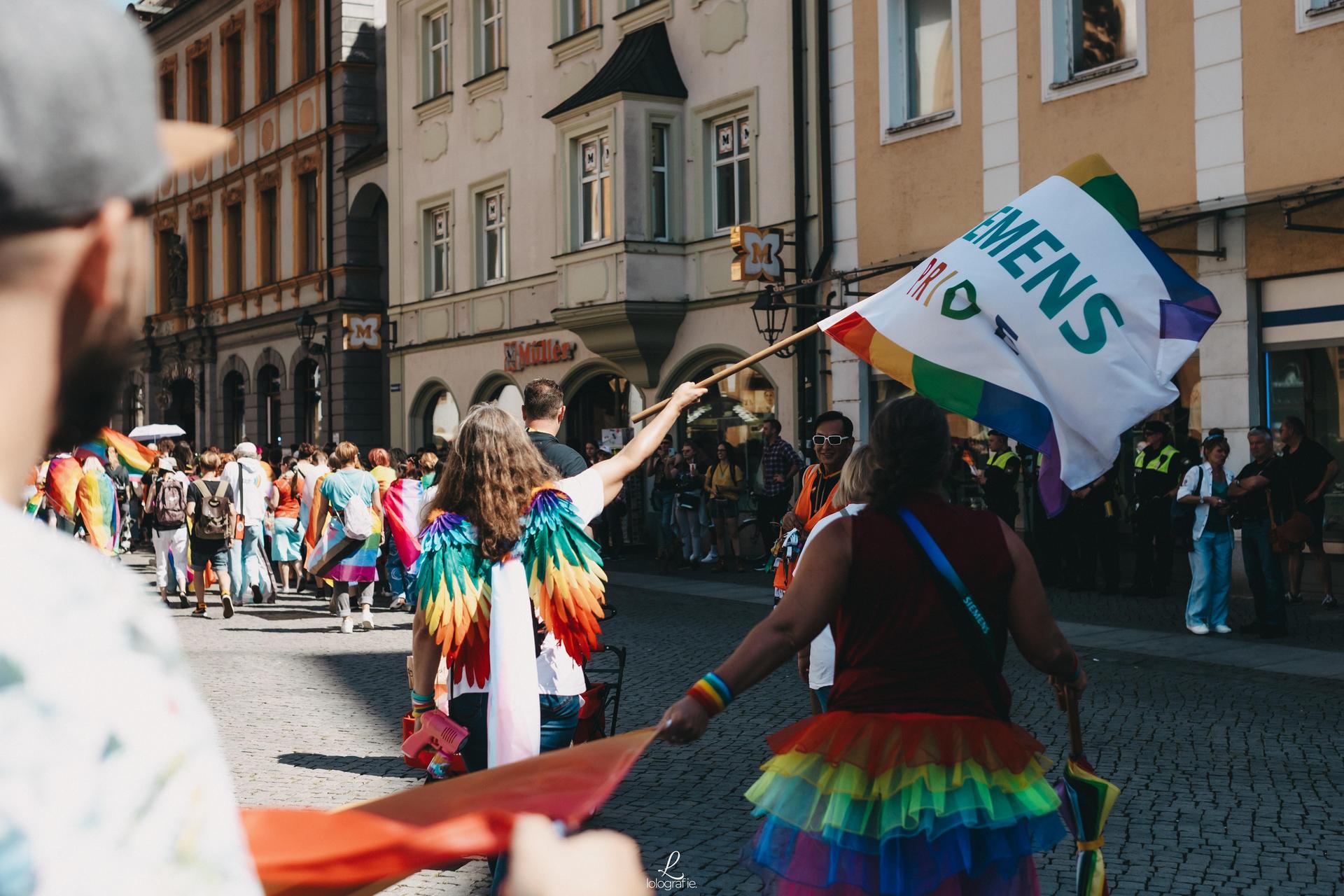 Die Bilder von der CSD-Parade 2023 in Amberg. (Bild: Leonie Hartung)