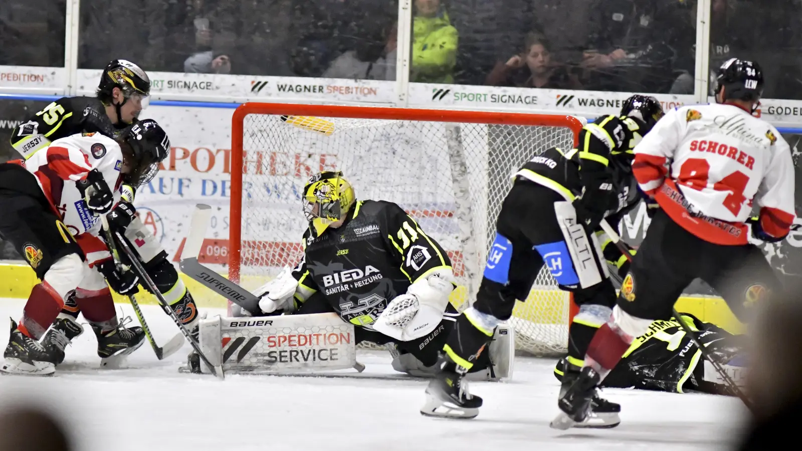 Timon Bätge in der Saison 2023/24 im Kasten des ERSC Amberg. Danach wechselte der Goalie nach Rostock, jetzt kehrt er wieder zurück. (Archivbild: Hubert Ziegler)