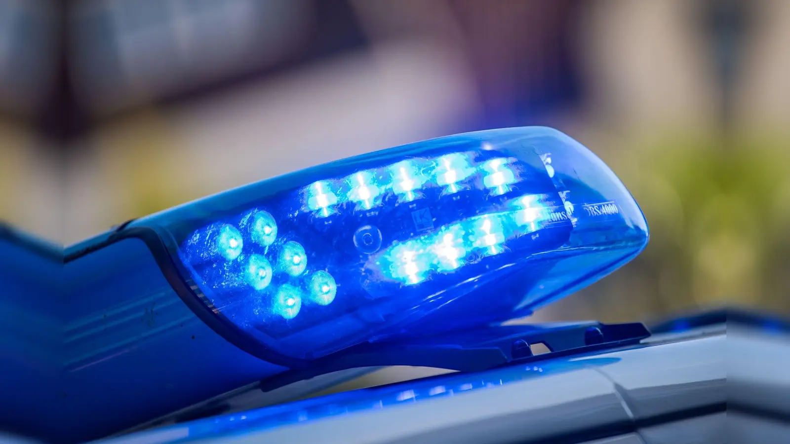 Ein alkoholisierter Mann hat in Amberg ein Polizeiauto beschädigt. (Symbolbild: Lino Mirgeler/dpa)