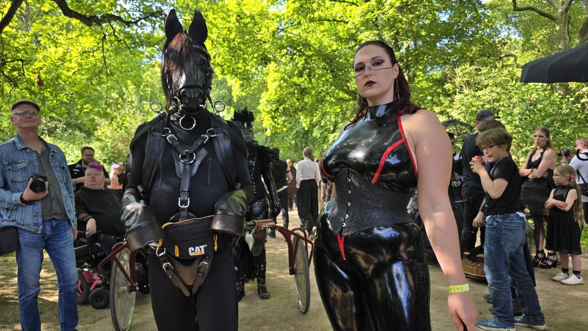 Das viktorianische Picknick beim Wave-Gotik-Treffen in Leipzig begeisterte die Besucher. (Bild: Richard Kirschner)