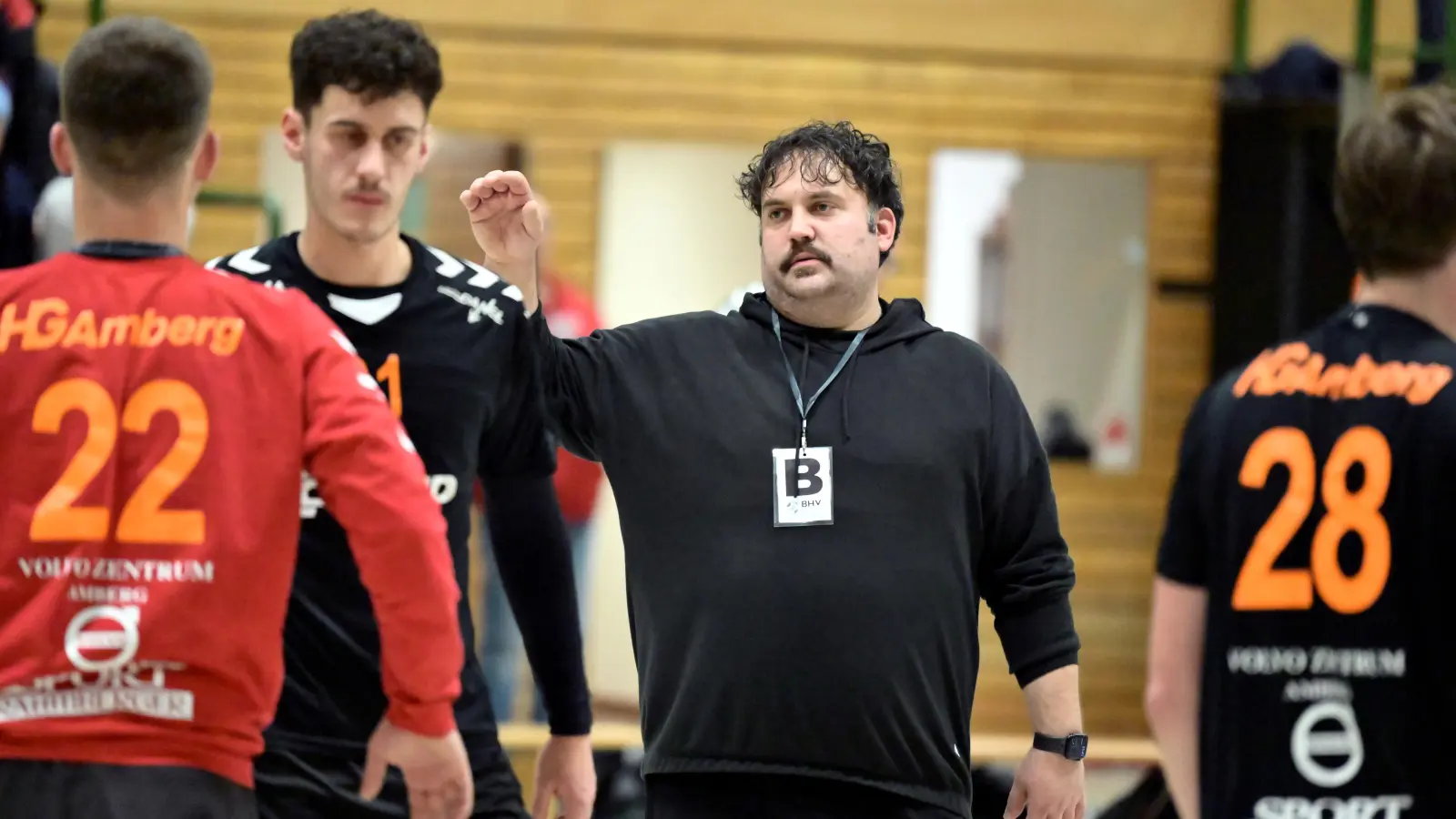 Christof Heiduk (Mitte), Trainer der HG Amberg, kehrt am Samstag an seine alte Wirkungsstätte zurück. (Bild: Hubert Ziegler)