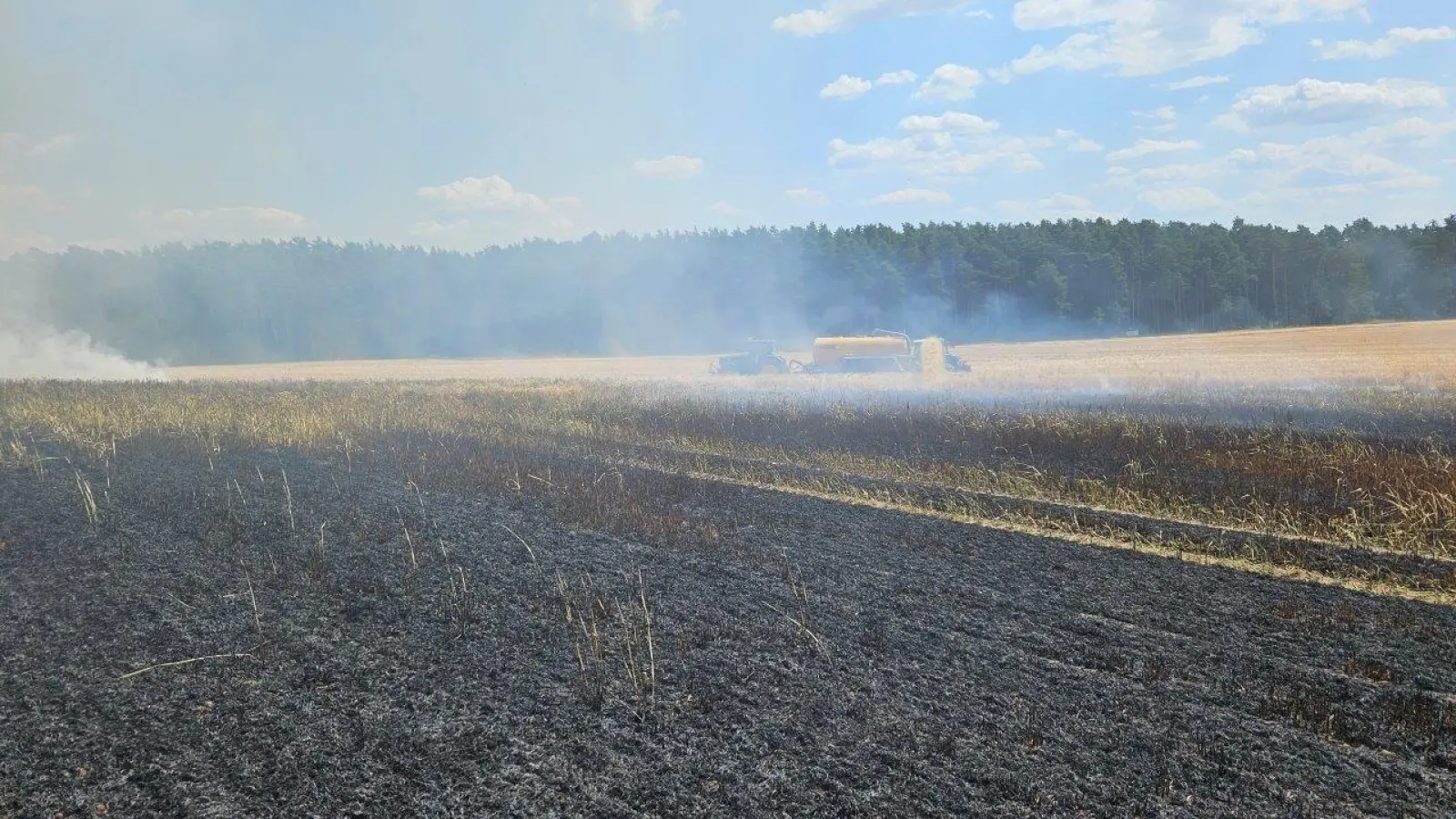 Auf einem Getreidefeld in Hiltersdorf kreisten die Feuerwehrkräfte am Sonntag die Brandfläche ein. (Bild: Kreisbrandinspektion Amberg-Sulzbach/exb)