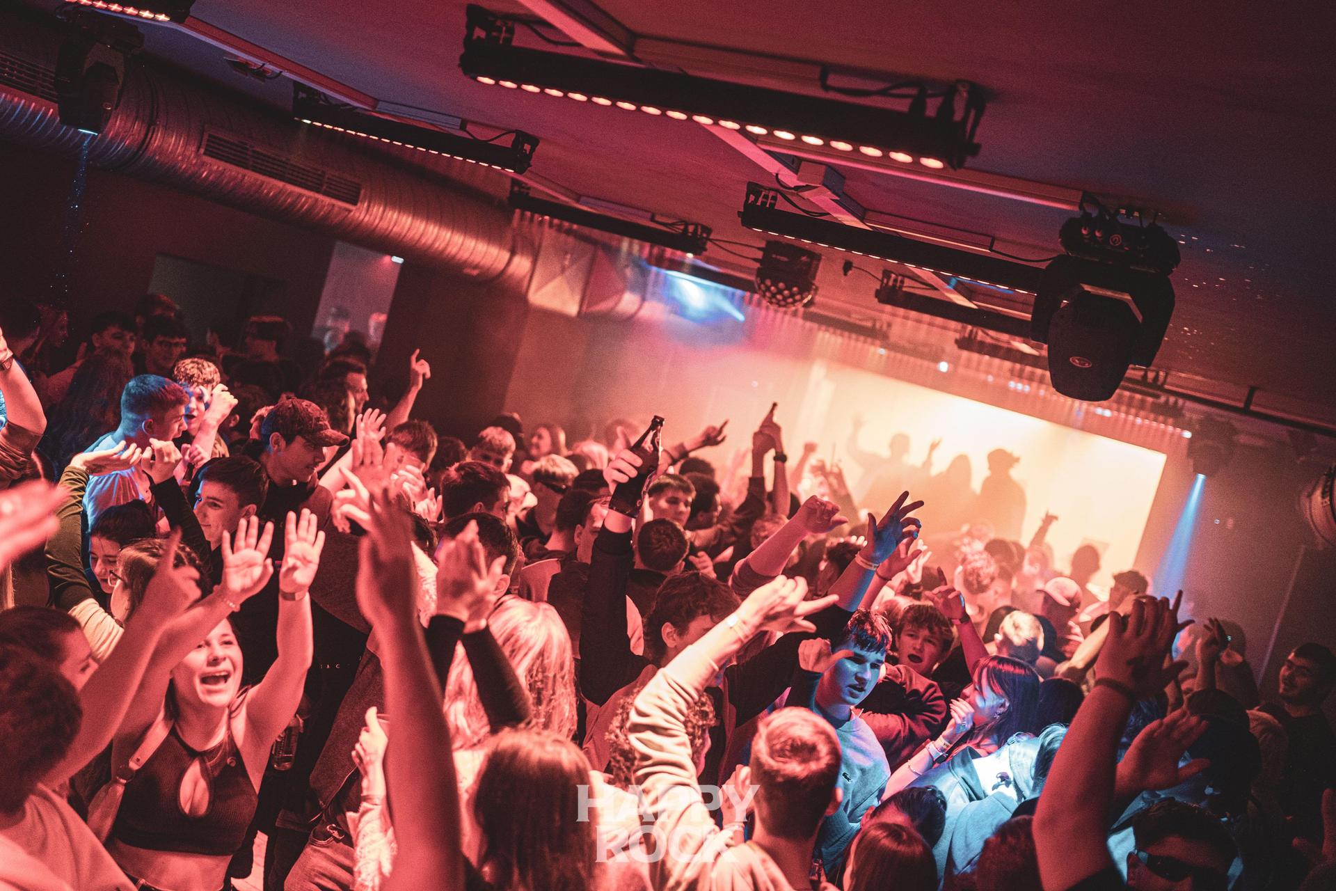 Feiern am 23. Dezember. Das Happy Rock glüht für Weihnachten vor. (Bild: Martin Sponsel)