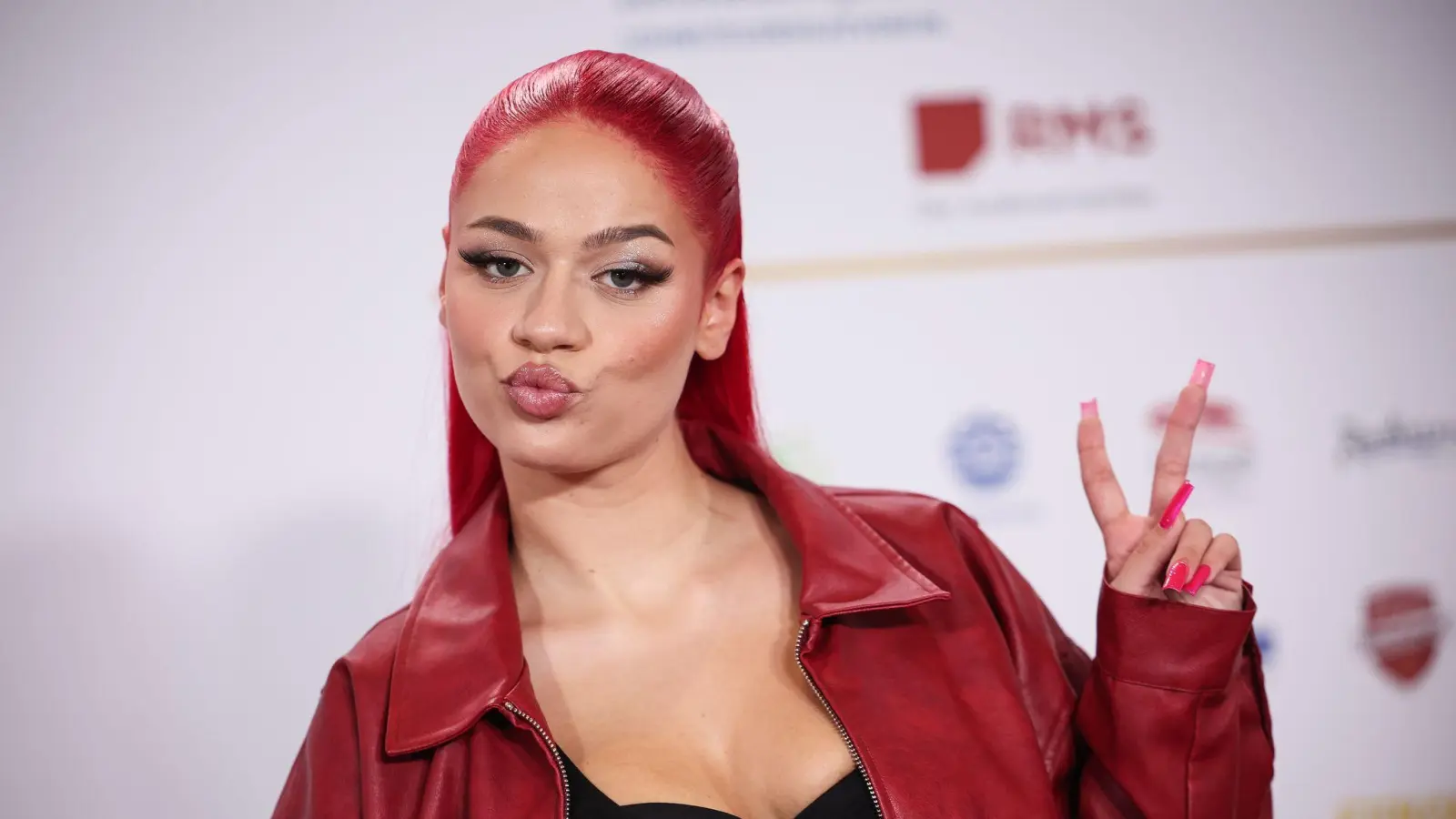 Rapperin Badmómzjay erhält eine Auszeichnung des Magazins „Glamour“ (Archivbild).  (Bild: Christian Charisius/dpa)