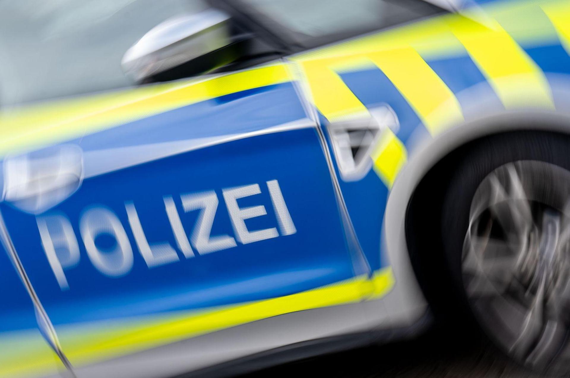 In Amberg wurden zwei Weihnachtsgestecke aus einem Verbrauchermarkt gestohlen. Die Polizei sucht Zeugen. (Symbolbild: Hendrik Schmidt/dpa)